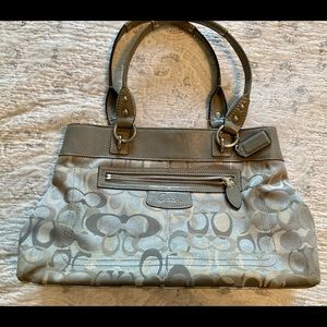 Beautiful coach purse in good condition, just needs some light cleaning.